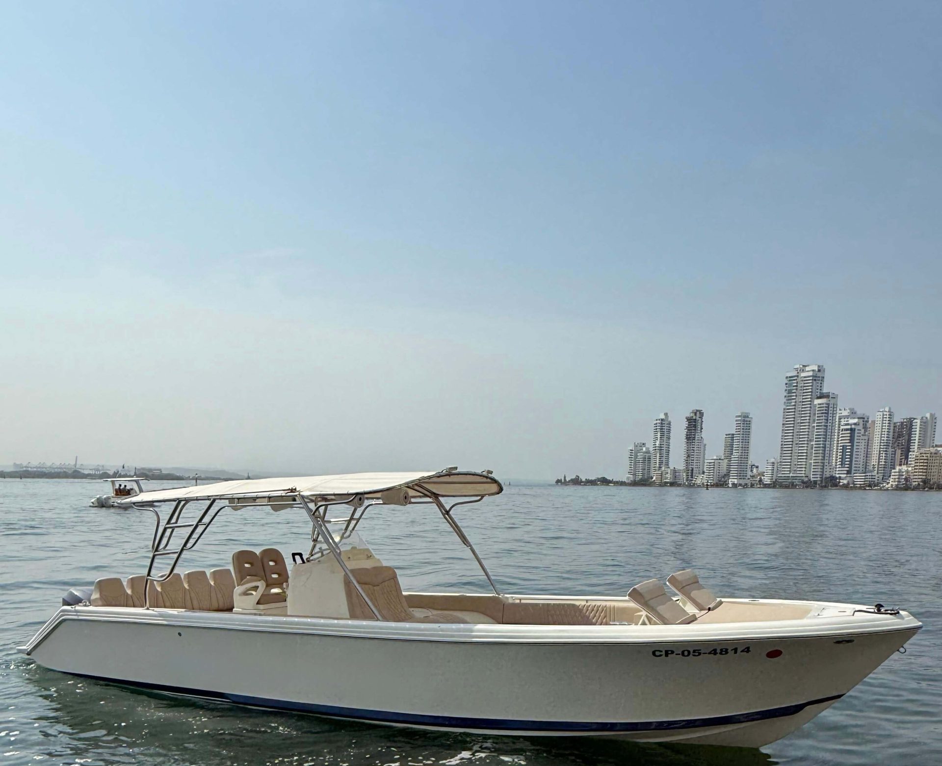 Bote Luxury 34 ft – Mari Entre Olas Tours